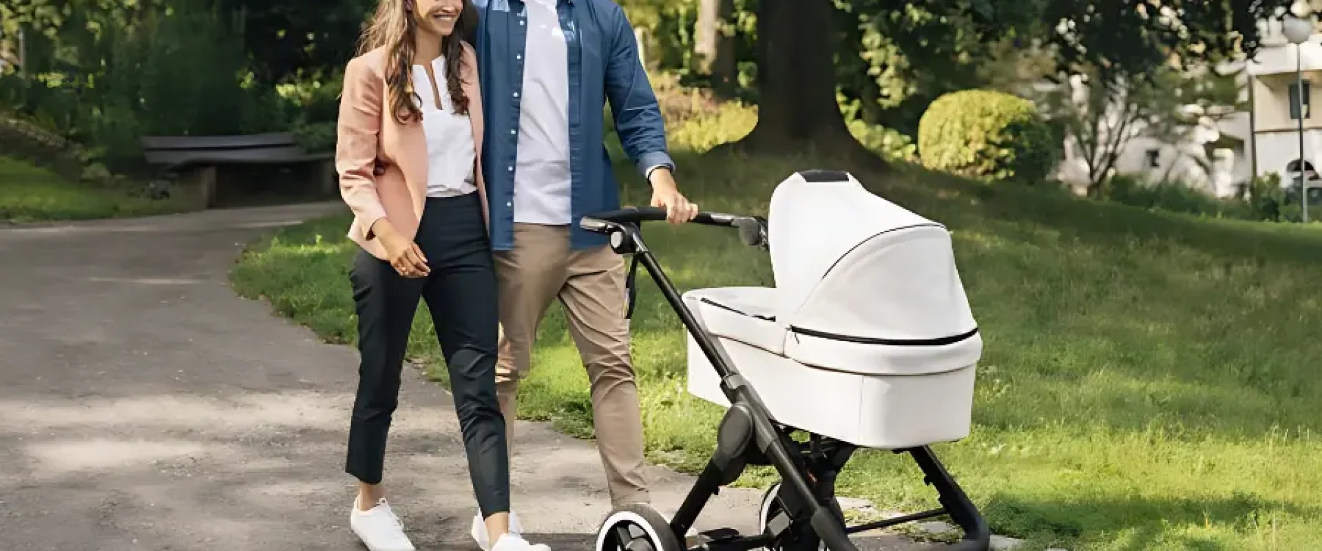 Familia-passeando-com-seu-filho-no-carrinho-de-bebe-900x600-1